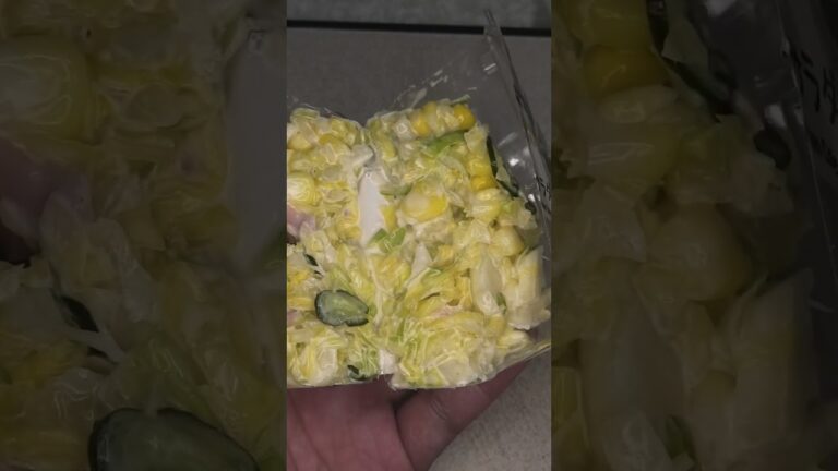 セブンイレブンの春を味わうコールスローサラダを切りました。　#セブンイレブン #春 #コールスローサラダ