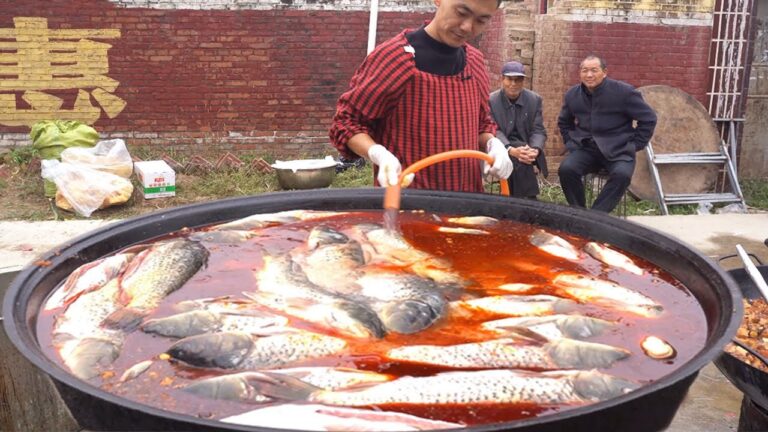 山东小伙专做大席18年，一次做80桌，有220元10菜2汤，320元14菜【唐哥美食】