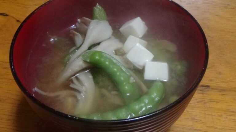 具沢山【砂糖えんどう、舞茸、豆腐の味噌汁】さやえんどうも色々ありますね。