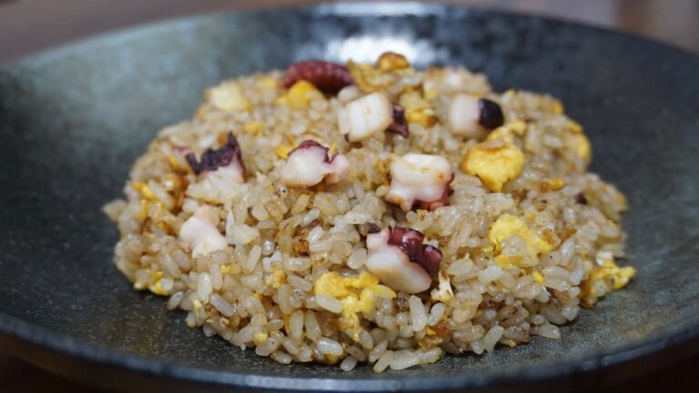 毎日炒飯127日目！【タコとアンチョビソースの炒飯】をつくってみた！濃い味付けがたまらない！！オススメチャーハン！！