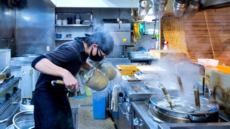 ラーメン！つけ麺！油そば！驚異的人気を誇る北陸の麺食堂・町中華の１日丨JAPANESE RAMEN