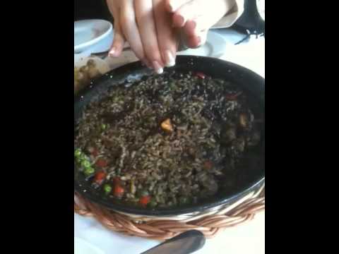 イカスミパエリアを食べてみたよ。「スペイン弾丸ツアー」