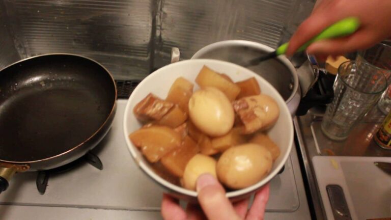 卵と大根と豚肉の煮物作り　皿に盛り付け