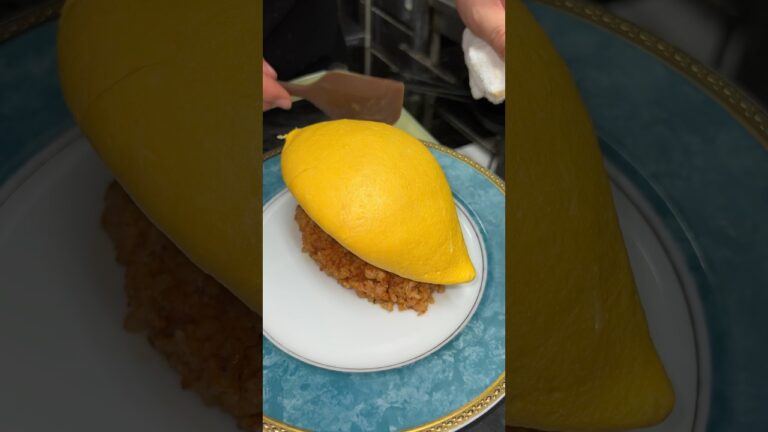 肉厚ハンバーグと濃厚チーズの日本一のオムライス🤤japanfoodtrip #shorts #japanesefood #愛知グルメ #オムライス