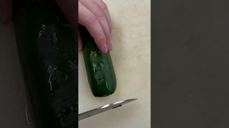 ズッキーニを半月切りにする【鶏胸肉のトマトソースかけ】