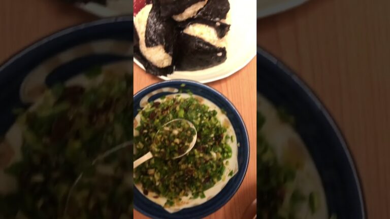 ニラとワカメの味噌汁✨😊ネギとしょんしょん✨おむすび🍙さん✨の晩ご飯だよー✨😋