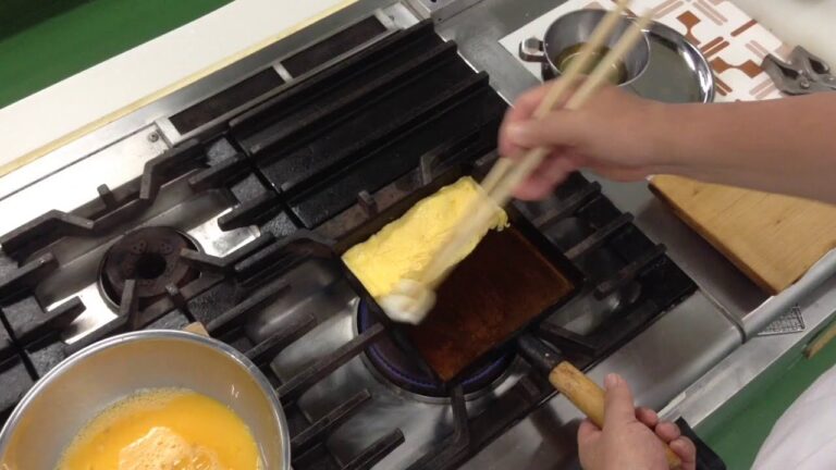 日本料理　基本技術「卵焼き」　華調理製菓専門学校