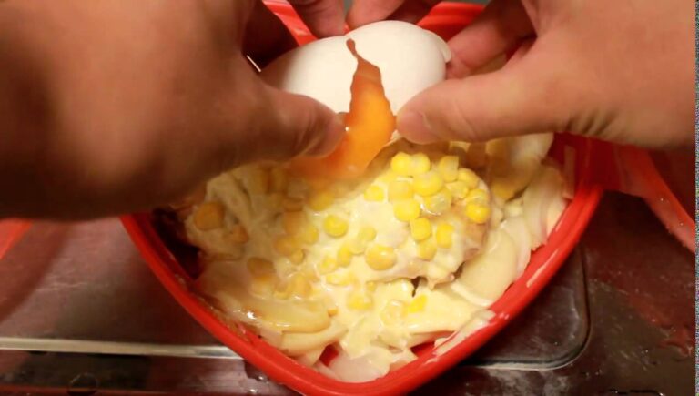 サーモンとポテトのチーズ焼きに卵をトッピング