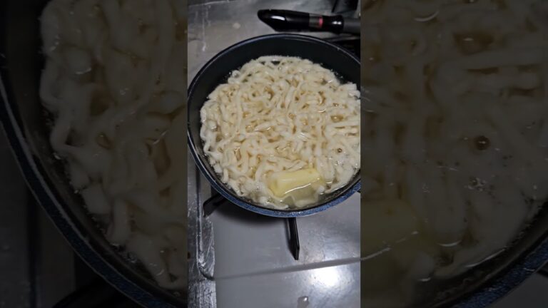 黒い豚カレーうどんを、鍋で生卵とバターに野菜を入れて煮込んだら激ウマ