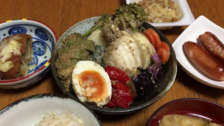 【最後の朝ごはん】メンチカツ、ソーセージ、ぬか漬け、納豆、もやしと油揚げの味噌汁、ごはん、5月23日ー古民家風の家