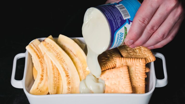 Whisk condensed milk and 1 banana. A cake that drives me crazy in 15 minutes