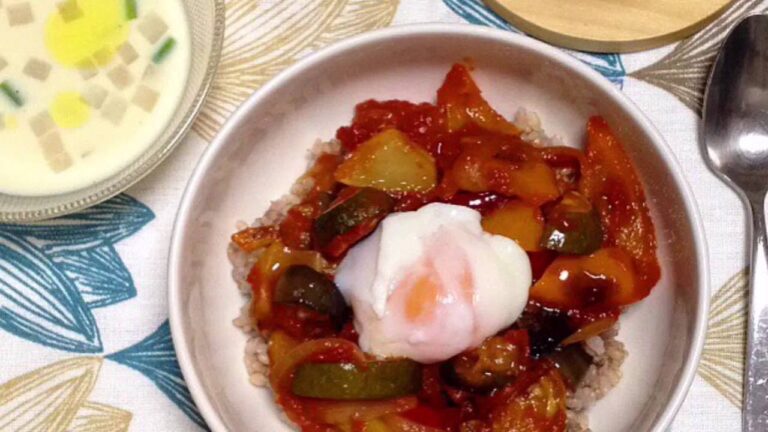 温泉卵をのせたラタトゥイユ丼 ランチプレート - 失敗しない簡単おいしいレシピ