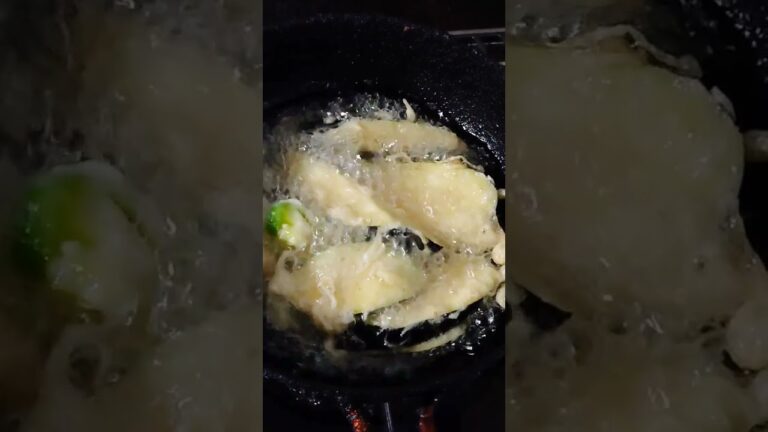 カラッと揚げる茄子とピーマンの天ぷら。ビールと最高に合う