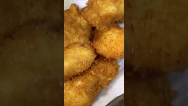 鱈のフライにタルタルソースをつけて食べる！