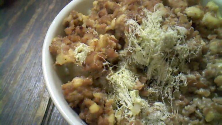 そぼろごはんに白とろろ昆布