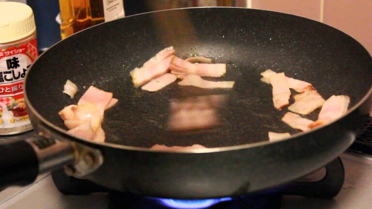 ジャガイモのチーズ焼き　ベーコンを焼く