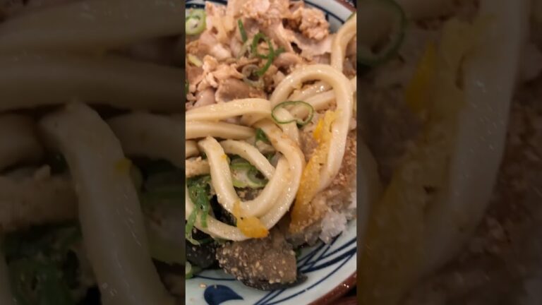 丸亀製麺鬼おろし豚しゃぶぶっかけを食べてみた。混ぜたらおいしい😋レジでマスクしない店員さんの飛沫がうどんに入ってる気がするのがなんか気持ち悪い。コロナ前は自分自身気にしとったかなぁ。