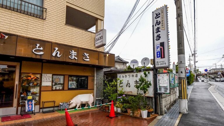 最強コスパ！驚愕の超デカ盛りカツ定食に客が殺到する