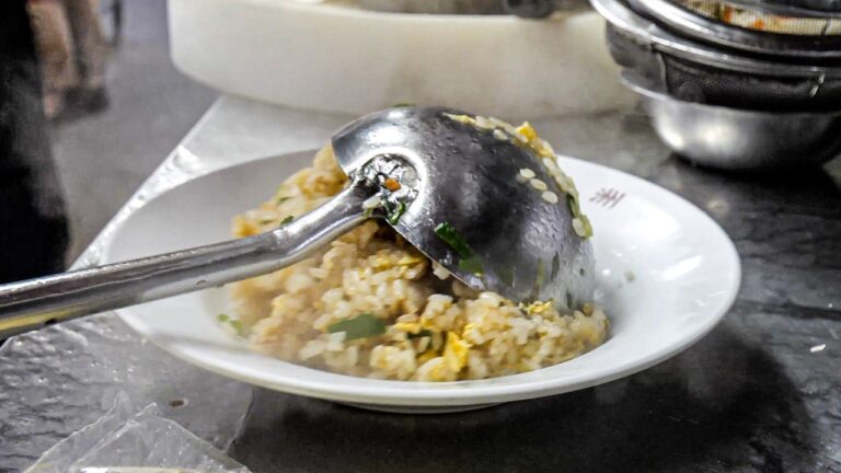 怒涛の炒飯厨房！熟練の鍋振りスキルで働く男達の胃袋を鷲掴みにする町中華丨東海の町中華5選