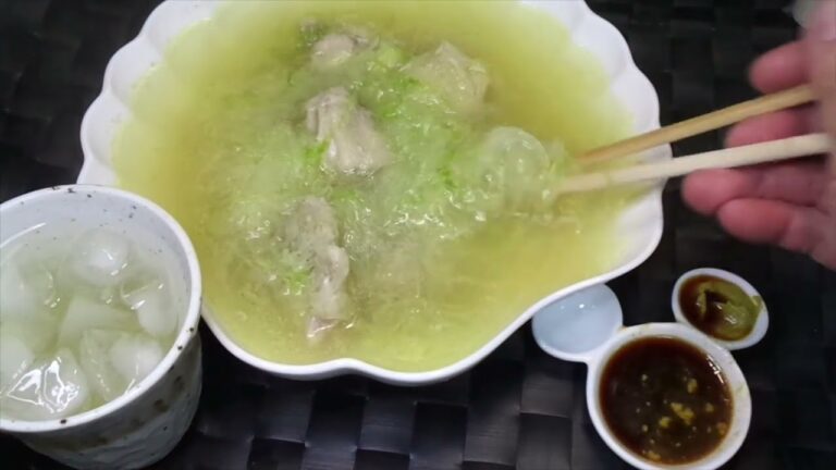 鶏の水炊き。キャベツ、からしと合わせればかなり美味しいよ