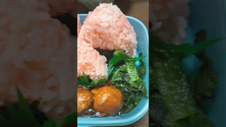たらこ混ぜおにぎり弁当🍙好きな色してます。たらこ原産地はロシア又は米国。気にしません😜
