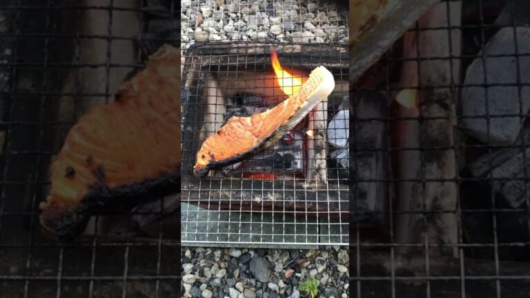 鮭を炭火で焼く