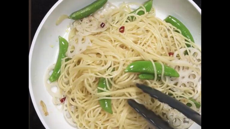 れんこんとスナップえんどうの食感を楽しめる　れんこんとスナップえんどうのペペロンチーノ ｜ moguna[モグナ]