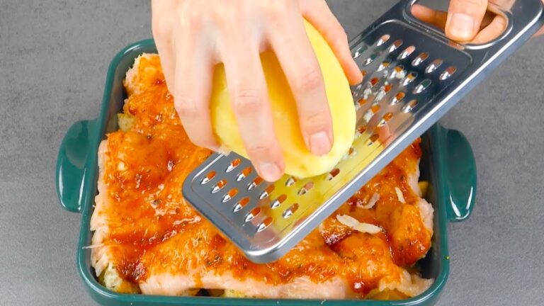 キャセロールの上で「コレ」をすりおろすと美味しさの爆発がある