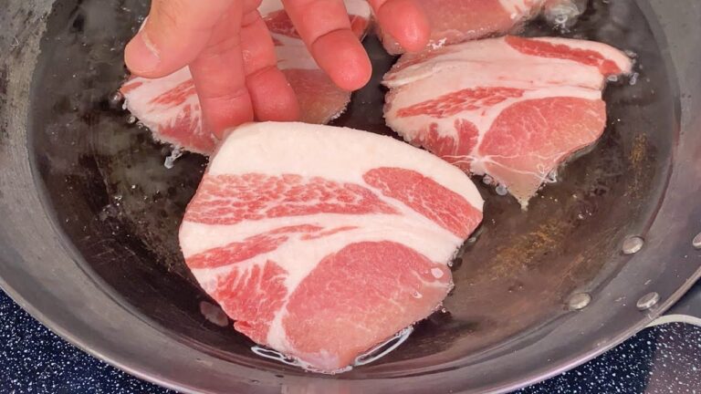 豚肩ロースを素揚げを最高のソースで。