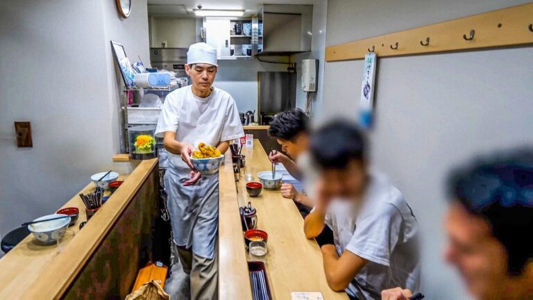 ３坪７席→即満席。激ウマ天ぷらに客が唸るワンオペ下町丼屋