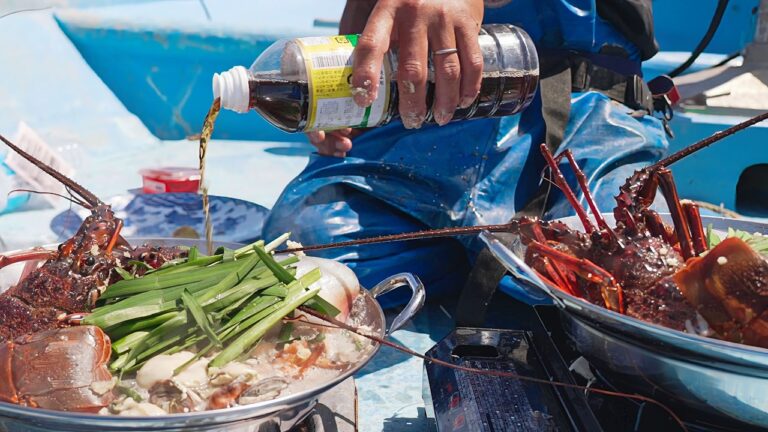 とって、ぶっ込む。 熱い赤い海鮮鍋で疲れをぶっ飛ばす
