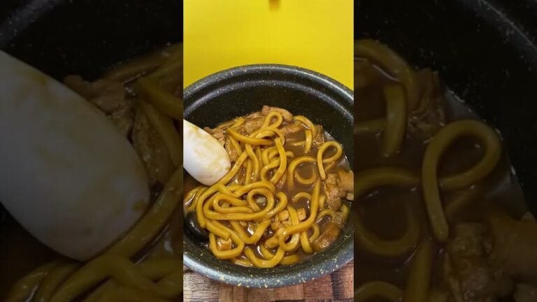 【味噌煮込みうどんとハイボール】水がいらない味噌煮込みうどんを1人鍋で簡単に作って食べて、ハイボールを飲むだけの動画 #Shorts