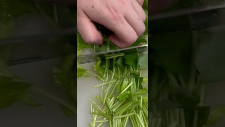 三つ葉を切る【ミツバととろろ昆布のスープ】