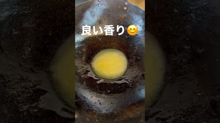 清湯スープの、醤油ラーメンと、塩ラーメンに浮いている、『焦がしバターネギ油』です。