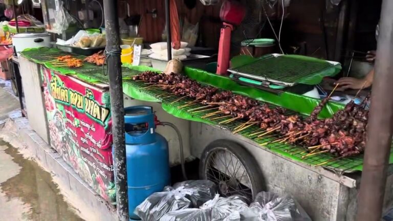 色々な所で焼き鳥を食べましたが、Samrong 駅🚉 サムローンの偶数川の駐車場の前にある一見何の変哲も無い焼き鳥屋ですが、上手い😋のです😅良く通っていますが、遂にその秘密㊙️が判明しました❣️