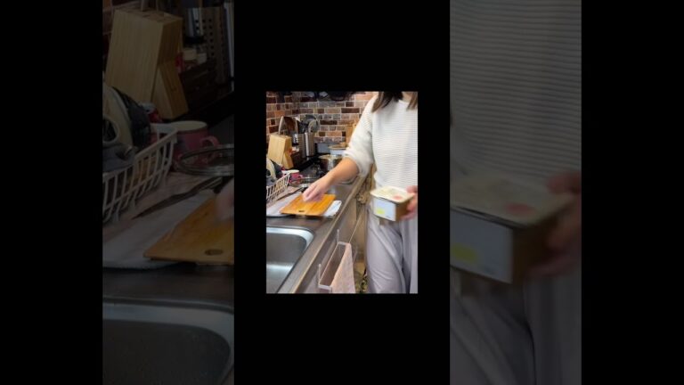 寒い日はお味噌汁が染みるよね〜！具はえのき＆貝割れ大根