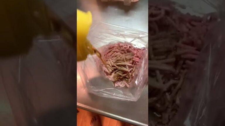 【風邪ひきご飯】体調不良の彼女の為に作るワンタンスープ#shorts