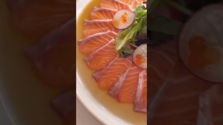 Carpaccio salmon thin slice // sushi fusion // fresh and acidic  sauce.🤙🏻