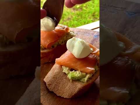 【ソロキャン飯】アボカドツナ、サーモン、マスカルポーネのブルスケッタ