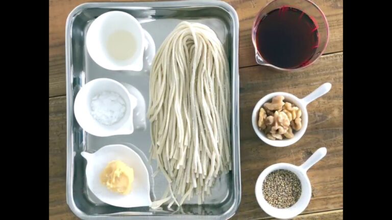 ごま味噌ダレでいただく「冷たい生麺のうどん」