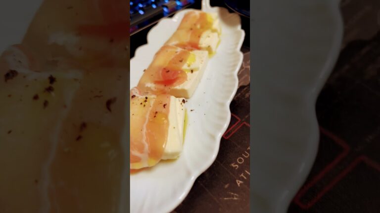 【朝ごはん】「カプレーゼ」は、トマトにモッツァレラチーズを合わせ塩黒胡椒オリーブオイルで味付けしたサラダで「カプリ風の」という意味で、イタリアの地名が由来らしいですね【ビーナの日常】