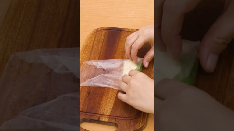 ライスペーパーでつつみ込むように・・・ 丁寧に工程を見たい人はアプリで「チーズささみのライスペーパー包み揚げ」と検索！  #ささみ #ライスペーパー #ライスペーパーレシピ