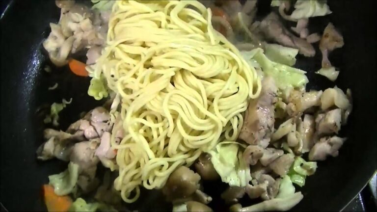 １人前４０円の、鶏肉のソース焼きそばｖ「春休みお昼ご飯に悩むお母ちゃんへ企画☆」【あっちゃん☆’ｓキッチン】