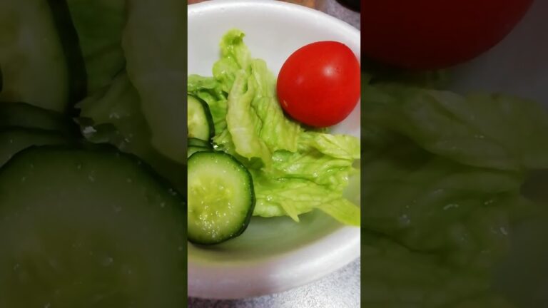 塩きゅうりと新鮮なレタス　甘いミニトマト　好きな物かけて　野菜は体に良いです。野菜足りない時は次の日になるべく取るようにしています。