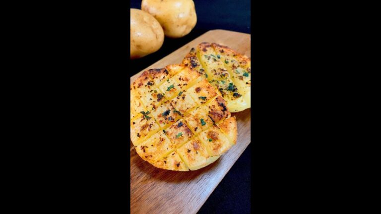 【じゃがいも丸ごとカリッカリ！？】揚げずにフライドポテト越えの旨さ！！ / Garlic Butter Potatoes #shorts