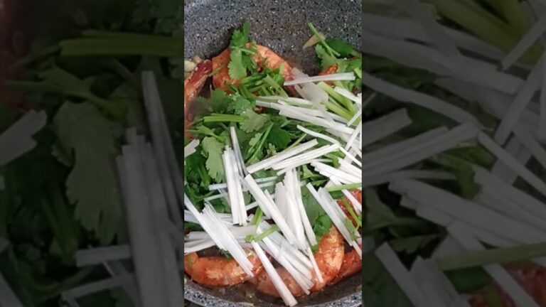 サデ子のご飯できましたよー  エビにどっさりパクチーとネギのナンプラー炒めですよー☺️