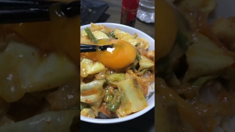 たまごを割る動画01〜鶏肉とキャベツの味噌炒め丼〜