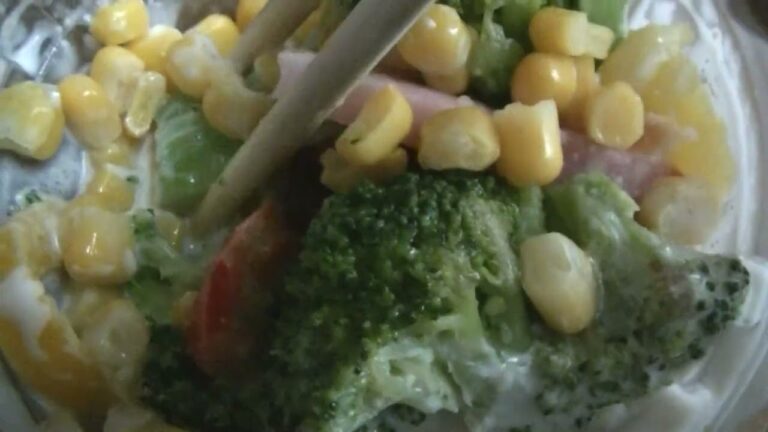 ほっかほっか亭　お弁当　ねぎ塩豚丼肉増し　ブロッコリーサラダ　ポテトバスケット　人気のオリジナル唐揚とキムチも豚肉と一緒に盛り合わせ