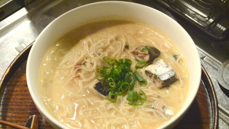 温かいそうめんの食べ方：豆乳、秋刀魚缶、パプリカ入り　　How to make fine noodle soup with soy milk and canned Pacific saury