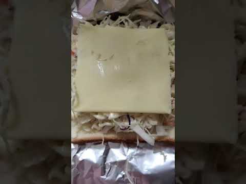 ＃食パン　＃アレンジトースト　千切りキャベツを大量にのせて🥬